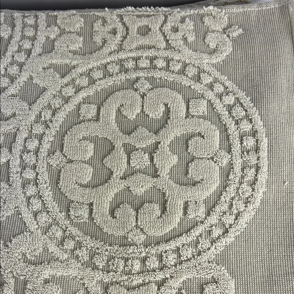 Common Thread Bath Towels Cream Luxury Medallion Textured Cotton Set of 2 NEW